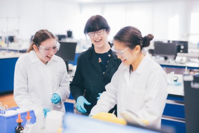 实验室工作人员在化学实验课上帮助二年级本科生, 化学建筑, 大学公园. 2021年11月5日.