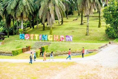 Students walking past Nottingham sign, Malaysia Campus