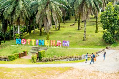 Students walking past Nottingham sign, Malaysia Campus