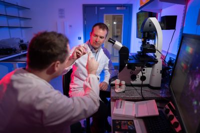 Assistant Professor in Cancer Sciences Alan McIntyre and  Andy Benest working in the Confocal Microscopy Suite, Biodiscovery Institute Sciences