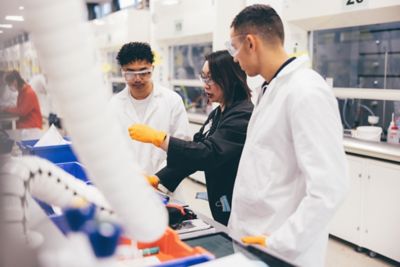 Laboratory staff member Sam Tang helping undergraduates in a chemistry lab session, C10, Chemistry building, University Park. November 5th 2021.Students are John Ventura (left); Sam Tang (middle) and Andrew Laurel (right).