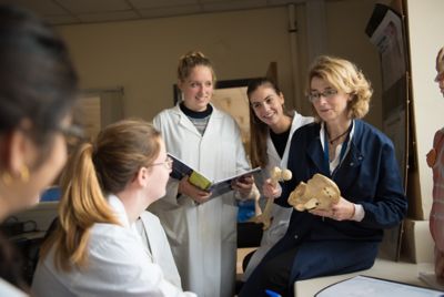 Female undergraduates studying bones in the Anatomy Suite, E143, Medical School, Queens Medical Centre(From left to right) Aminah Ashraf studying Medicine ; Hannah Daly studying Medicine ; Ana Crathorne studying Medicine ; Hannah Greensmith studying Medicine ; Siobhan Loughna - Lecturer in Anatomy/Developmental Biology