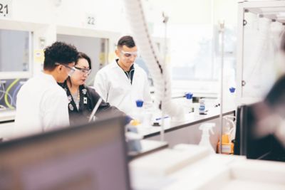 Laboratory staff member helping undergraduates in a chemistry lab session, C10, Chemistry building, University Park. November 5th 2021.