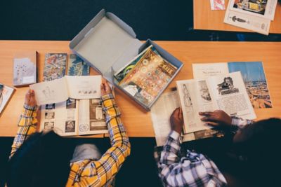 Based in Trent Building, undergraduate students reading New Yorker magazine, as part of the ‘Magazine Culture’ module, led by  Associate Professor in American Intellectual and Cultural History Matthew Pethers