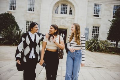 Undergraduate students walking in the Trent Building quadrangle