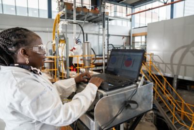 PhD student using the Inclinable rig, L3 building