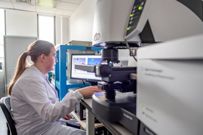 Postgraduate student Megan Trusler at a microscope scanning pollen in X-ray lab